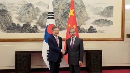 조현 “시진핑 방한·관계 발전 기대”…中왕이 “우호감정 높여야”