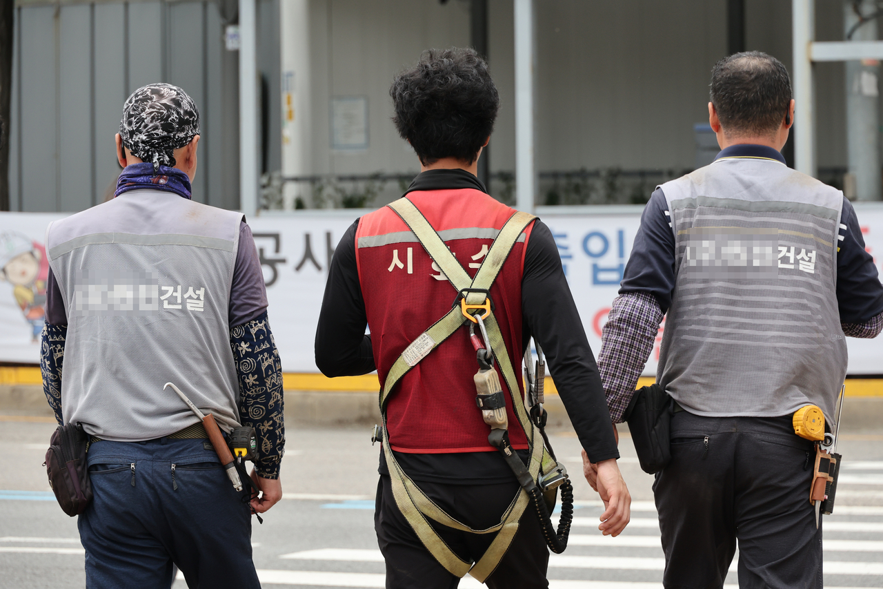 서울 마포구 한 공사 현장에서 관계자들이 이동하는 모습. <연합>