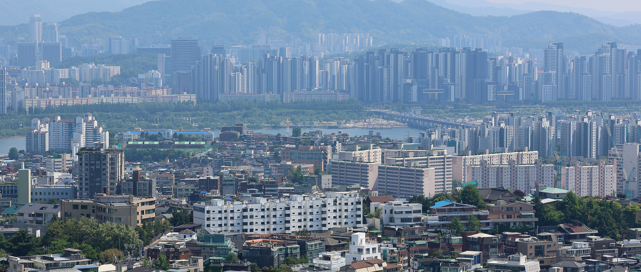 서울 남산에서 바라본 용산과 반포 일대 아파트 단지 모습. [연합]