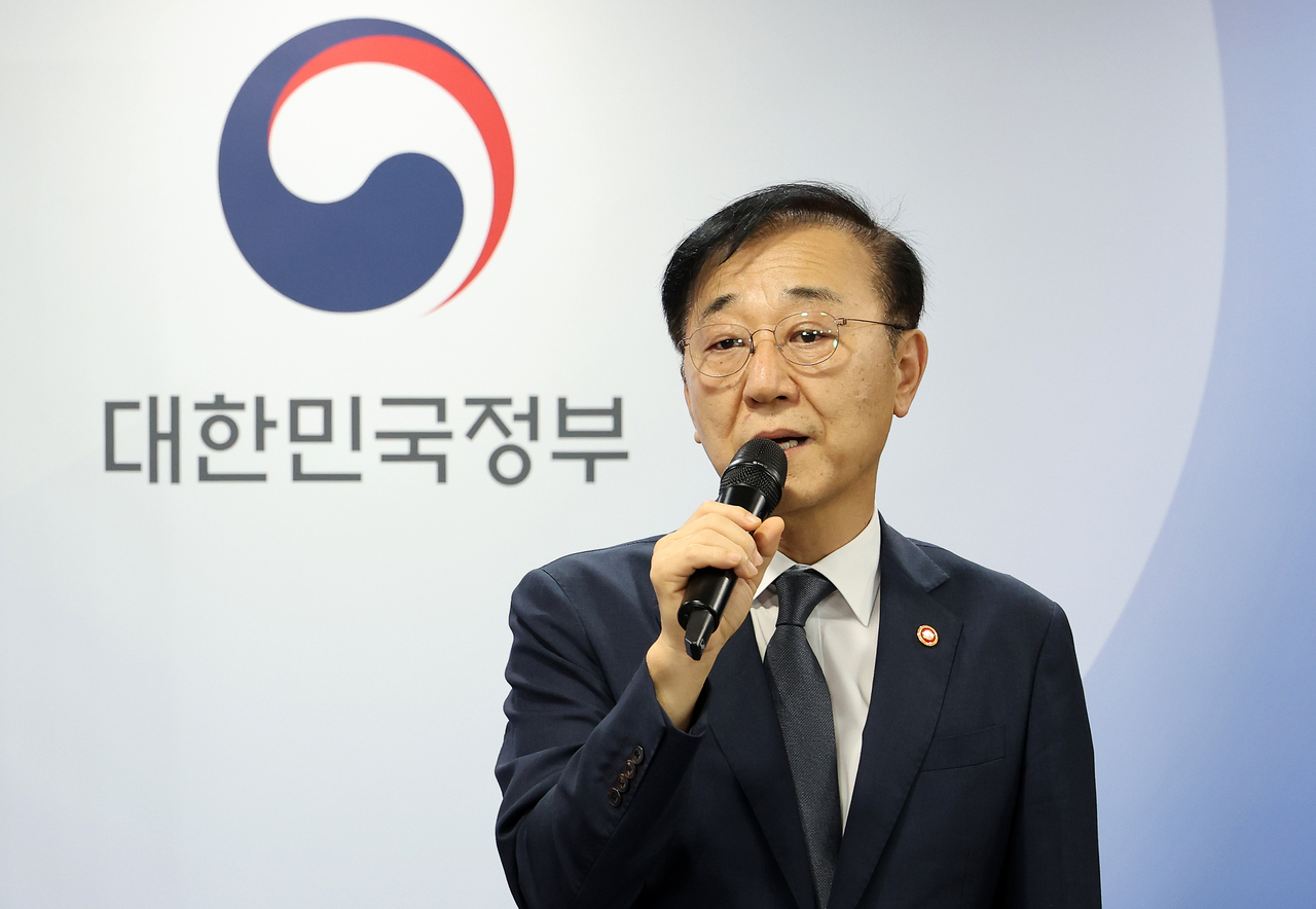 김윤덕 국토교통부 장관이 7일 정부서울청사에서 부동산 주택공급 확대 방안을 발표하고 있다. [연합]