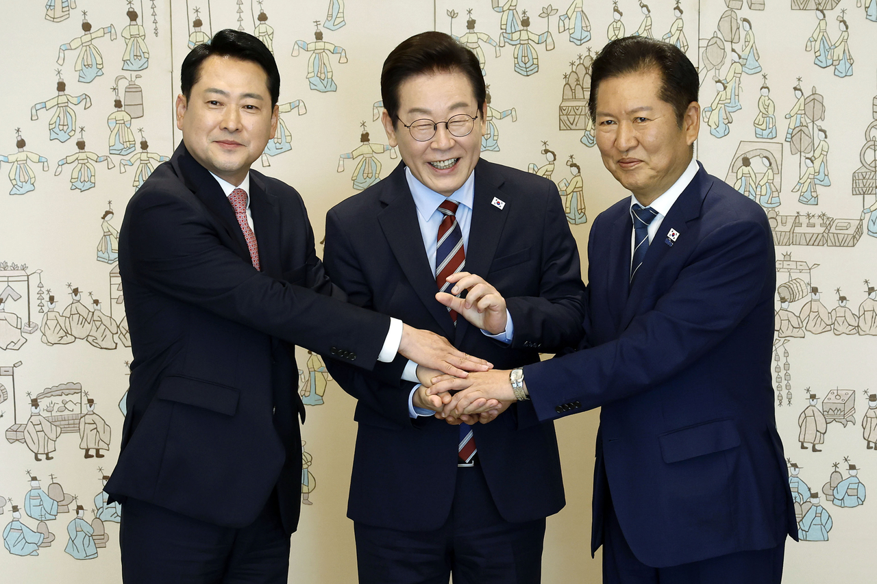 이재명 대통령이 8일 용산 대통령실에서 마스터 토토사이트 지도부 오찬 회동에 참석한 정청래 더불어민주당 대표, 장동혁 국민의힘 대표와 기념촬영을 하고 있다. 2025.9.8 [연합]
