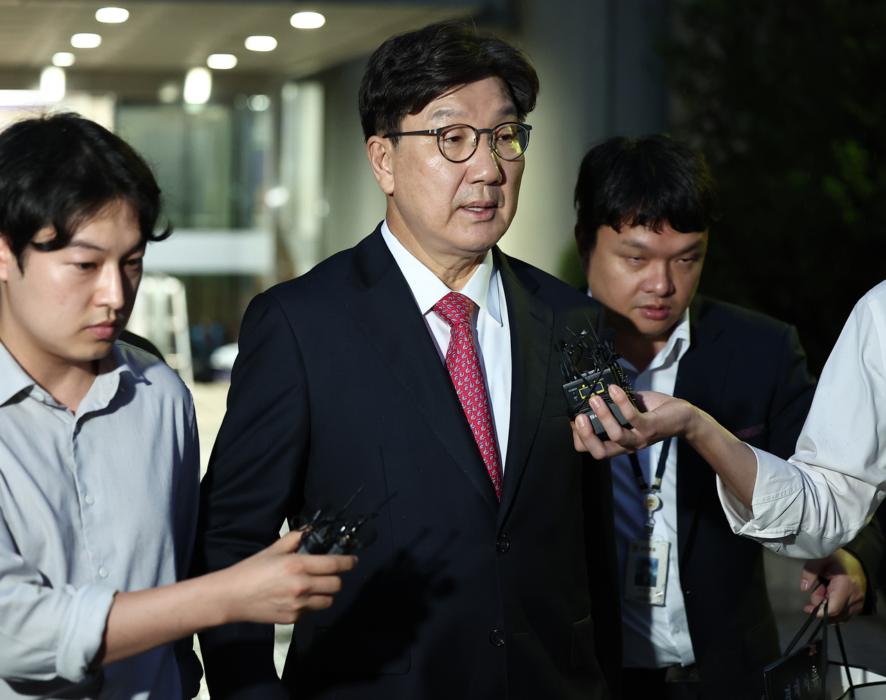 윤석열 정부와 통일교 간 ‘정교 유착’의 발단으로 지목된 권성동 국민의힘 의원이 16일 서울 서초구 서울중앙지법에서 열린 goal 토토사이트 전 피의자 심문(영장실질심사)을 마친 뒤 대기 장소인 서울구치소로 향하고 있다. [연합]