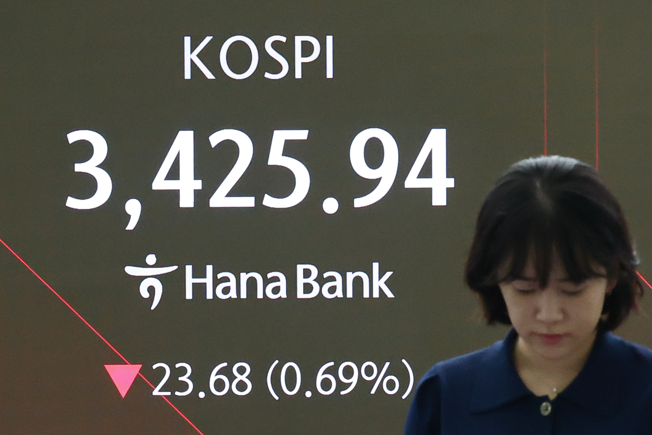 17일 오전 서울 중구 하나은행 본점 딜링룸 현황판에 토토사이트 사고 팔고가 표시돼 있다. 이날 토토사이트 사고 팔고는 전장보다 15.79p(0.46%) 내린 3433.83로 출발했다. [연합]