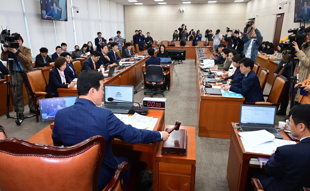 지난 4월 8일 국회에서 열린 토토사이트 벤틀리개혁특별위원회 제1차 전체회의에서 윤영석 위원장이 의사봉을 두드리고 있다. 이상섭 기자