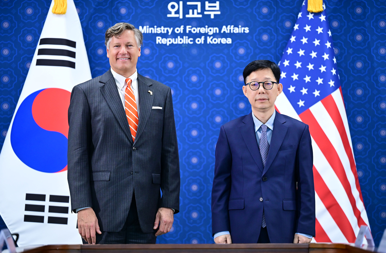 US Deputy State Secretary Christopher Landau (left) and South Korean First Vice Minister Park Yoon-joo pose for photos before their talks at the Foreign Ministry in Seoul on Sunday. (South Korea's Foreign Ministry)