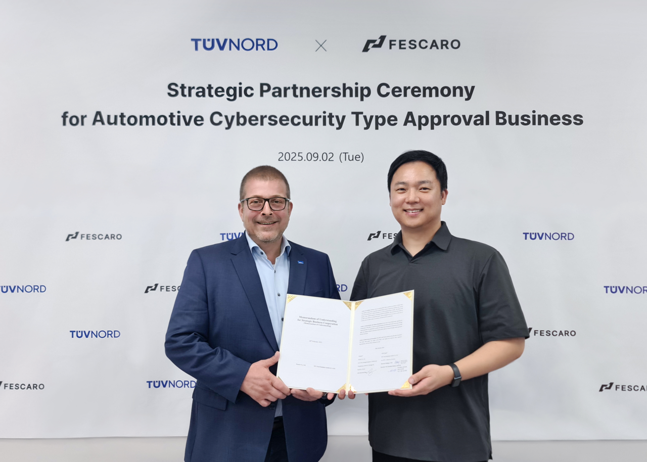 TUV Nord Mobility Executive Vice President Leif-Erik Schulte (left) and Fescaro CEO Hong Seok-min pose for a photo after signing a memorandum of understanding on Sept. 2. (Fescaro)