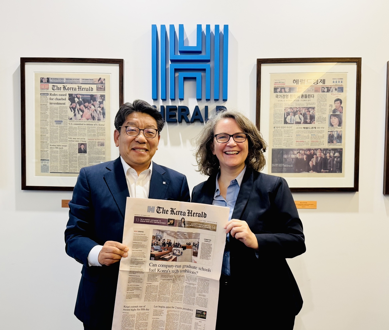Herald Media Group CEO Choi Jin-young and the Korean-German Chamber of Commerce and Industry CEO Marie Antonia von Schonburg pose for a photo at Herald Corp. headquarters in central Seoul, Wednesday. (Sanjay Kumar/The Korea Herald)