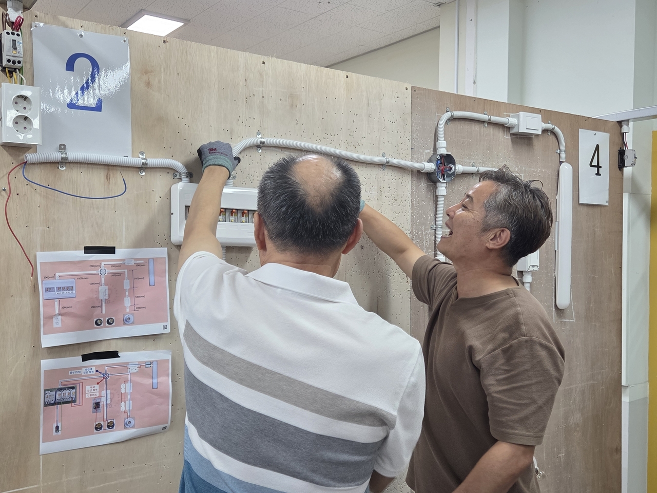 17일 폴리텍대학 충남캠퍼스 중장년특화과정 참가자들이 전기내선공사 교육을 받고 있다. [사진=김용훈 기자]