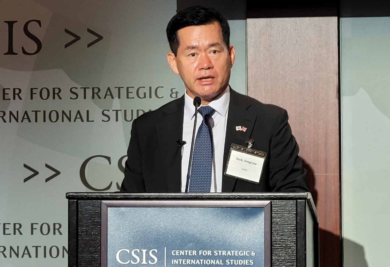 Defense Acquisition Program Administration Commissioner Seok Jong-gun speaks at the Korea-US defense industry cooperation forum hosted by the Center for Strategic and International Studies in Washington, D.C., on Wednesday. (Yonhap)