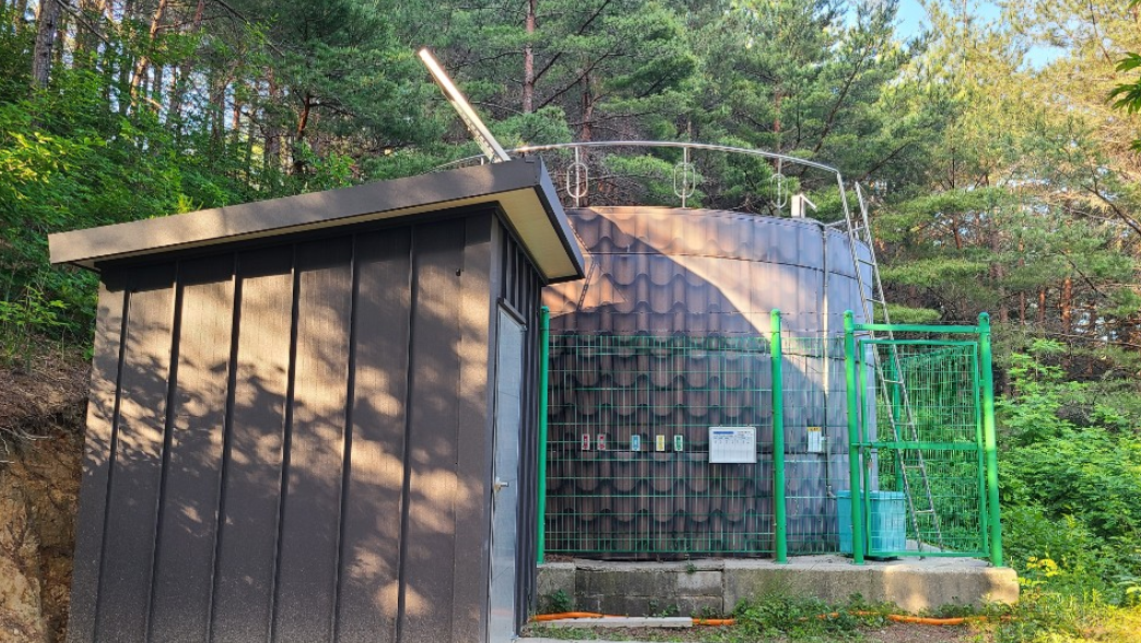 울진군이 추석 명절 대비 소규모수도시설 을 점검하고 있다.[울진군 제공]
