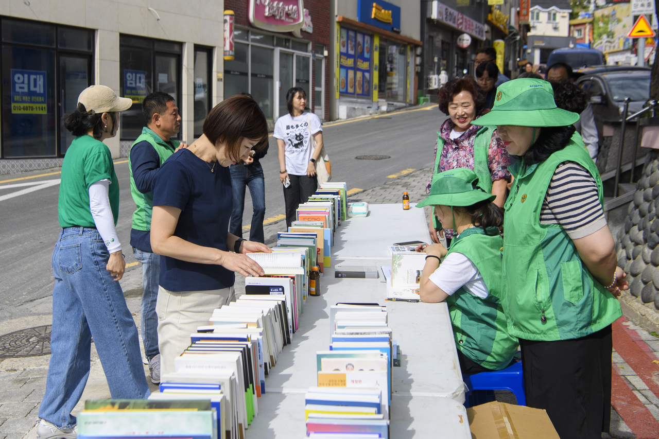 새마을문고 울릉군지부가  주관한 ‘알뜰 도서 무료 교환시장’에 주민들이 책을 고르고 있다.[울릉군 제공]