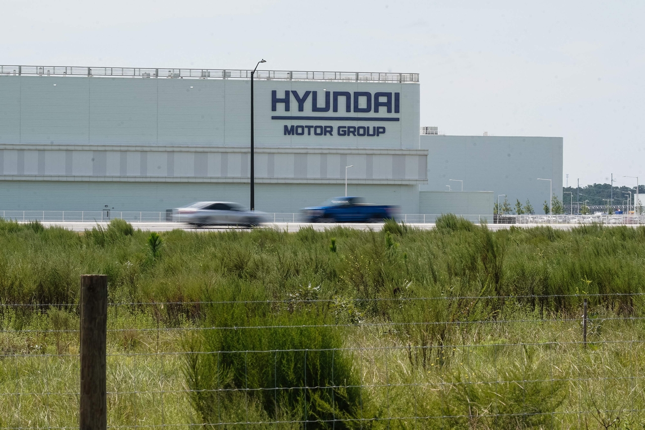 Cars drive by Hyundai Motor Group Metaplant America in Ellabell, Georgia, on Sept. 9. (AFP-Yonhap)
