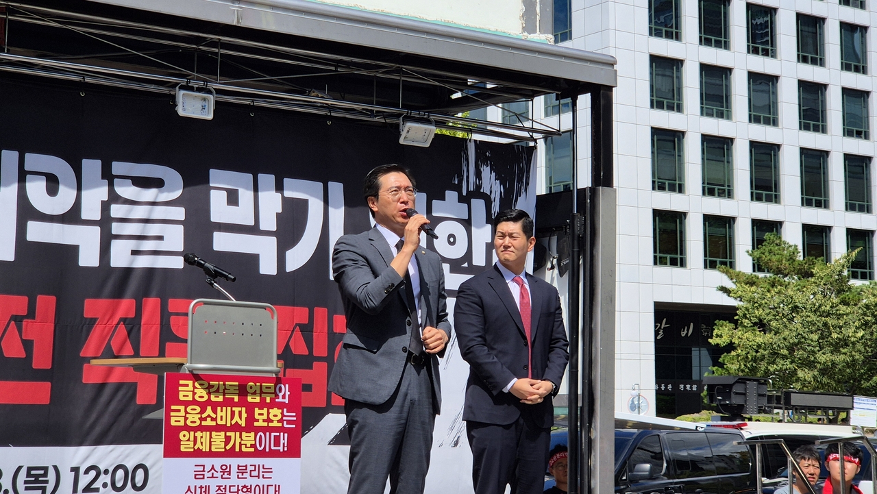 18일 서울 영등포구 여의도 국회 앞에서 강민국(왼쪽) 국민의힘 의원과 김재섭 국민의힘 의원이 금융토토사이트 벤츠원 집회를 찾아 발언하고 있다. [박성준 기자]