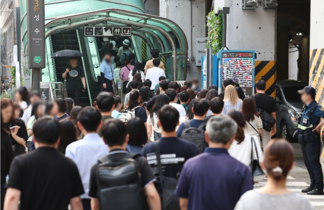 토토사이트 디오스 3번 출구에 많은 사람이 몰려 있다. 연합