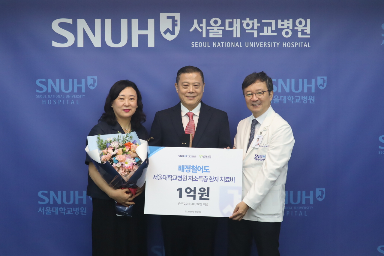 [사진 왼쪽부터] ㈜배정철어도 김선미·배정철 대표 부부, 김영태 토토사이트 승인전화x장