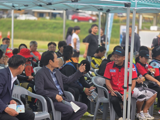 3일 경북 의성군 단밀면 낙단보 수변공원에서 열린 ‘전국 제트스키 동호인대회’ 현장에서 김주수 의성군수(앞줄 왼쪽 두 번째)와 이민 대회장(앞줄 오른쪽, 붉은색 유니폼)이 나란히 앉아 환담하며 대회 운영 상황을 점검하고 있다. [율정호 수상레저센터(MINITECH제공]