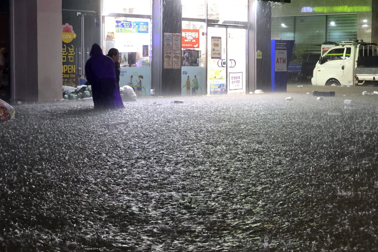 Gwangju in South Jeolla Province is seen flooded on Aug. 3, after heavy rain pounded Muan and Hampyeong counties in the province that day and caused significant damage. (Yonhap)