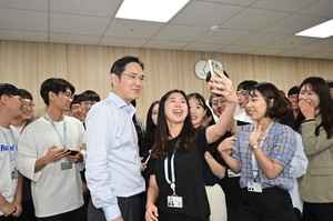 Chaebol groups unveil massive hiring plans to boost youth jobs, future growth