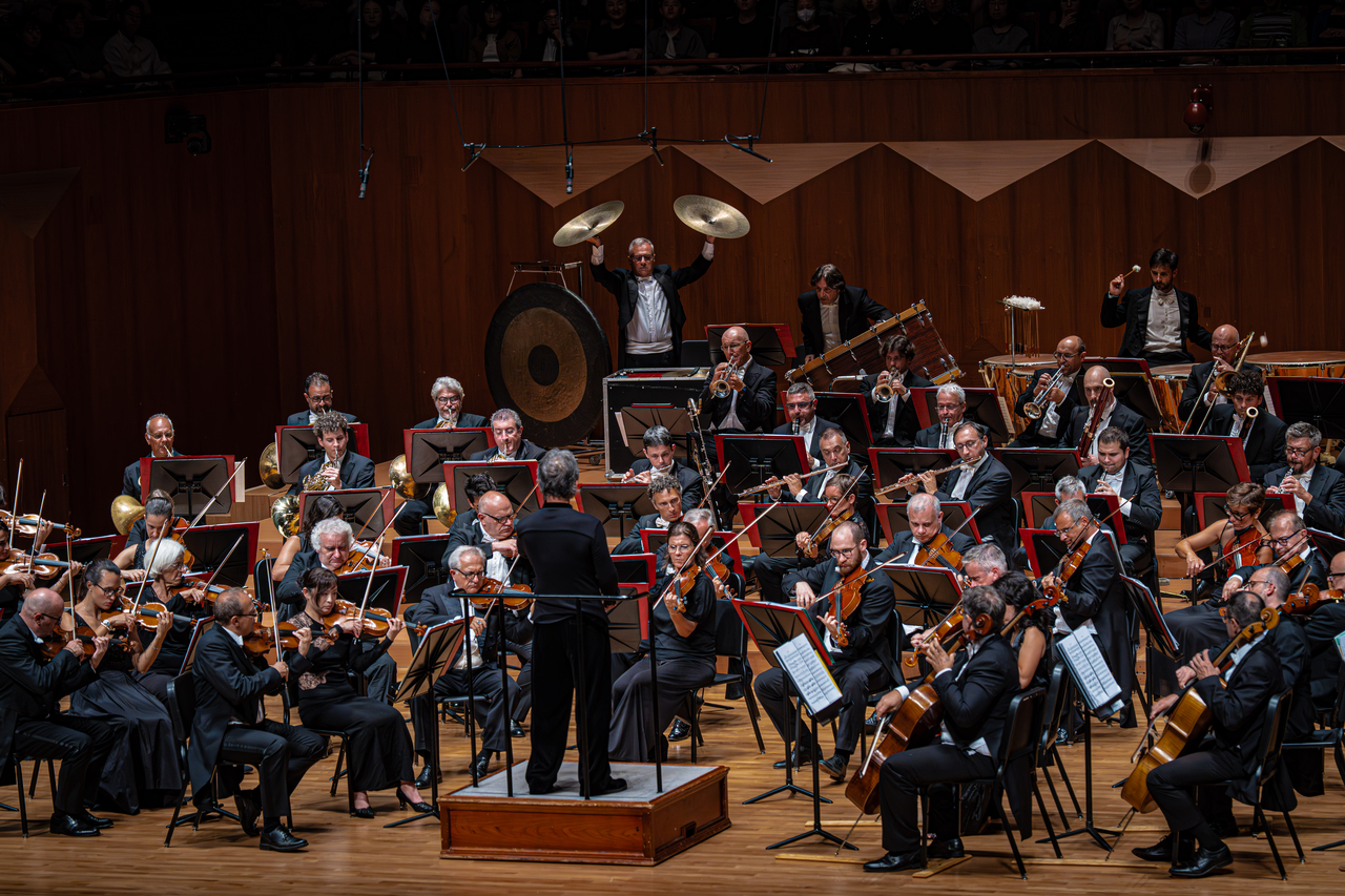 Maestro Chung Myung-whun and the Filarmonica della Scala perform during a concert on Wednesday at the Seoul Arts Center. (Mast Media)