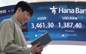 Seoul shares renew record high after Fed rate cut