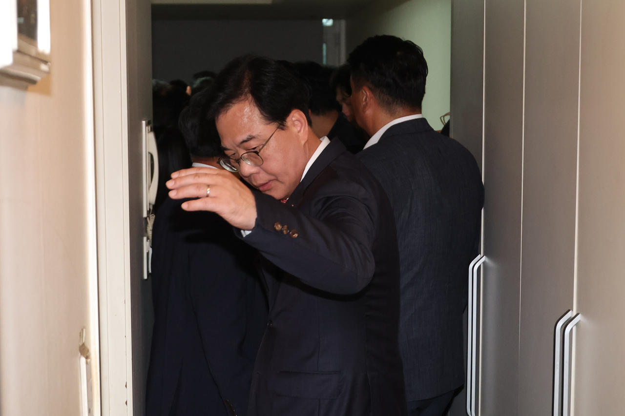 People Power Party floor leader Song Eon-seog is seen at his party's headquarters in western Seoul as special prosecutors raid the building on Thursday. (Yonhap)