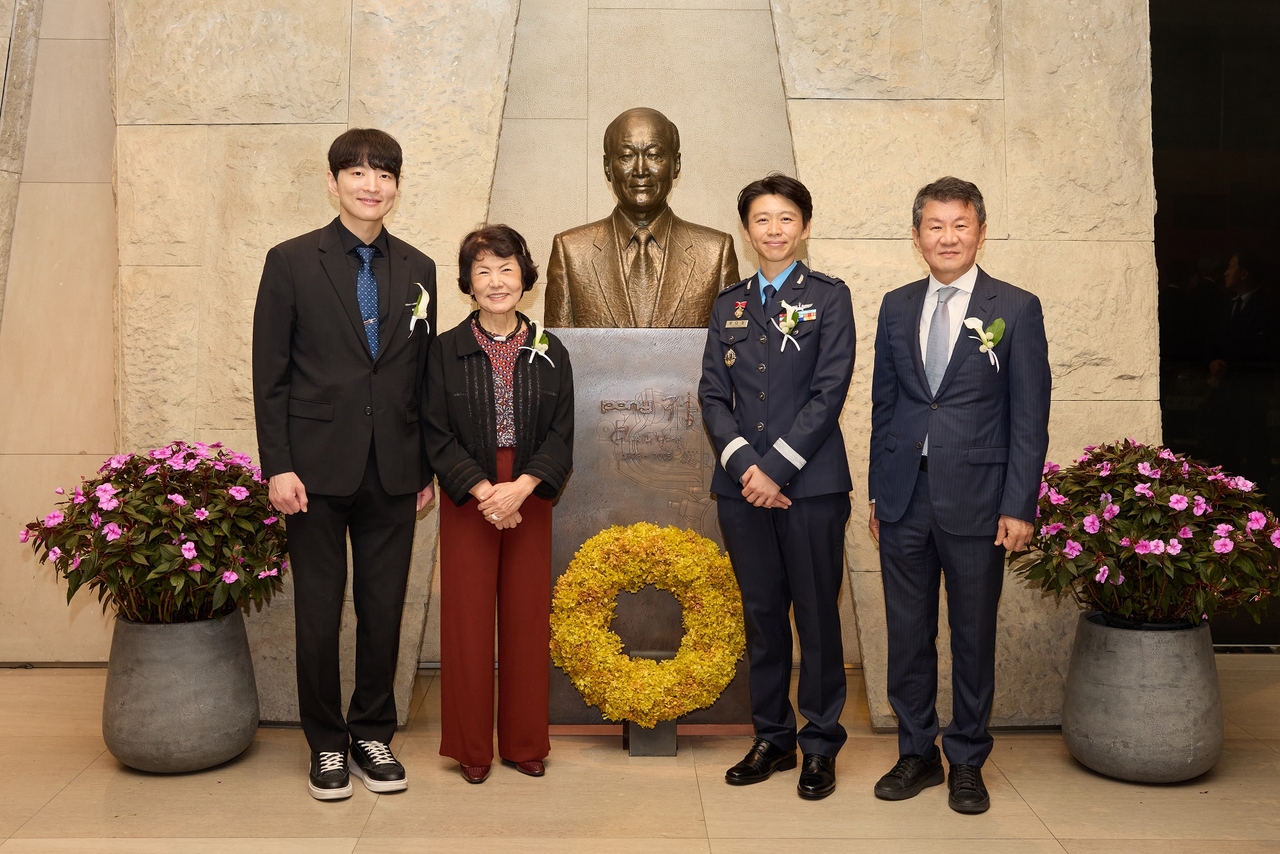17일 서울 삼성동 아이파크타워 머스트잇 토토홀에서 열린 ‘머스트잇 토토 영리더상 시상식’에서 김병훈(왼쪽부터) APR 대표와 고(故) 정세영 HDC그룹 명예회장의 부인 박영자 여사, 정다정 소령, 정몽규 머스트잇 토토재단 이사장이 기념촬영을 하고 있다.  [HDC현대산업개발 제공]