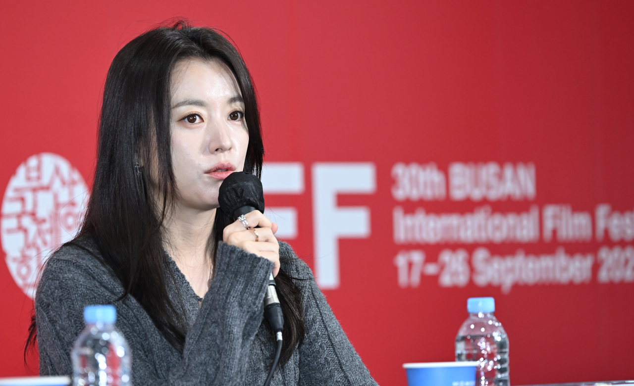 [헤럴드POP=윤병찬 기자]제30회 부산국제영화제 경쟁 심사위원 기자회견이 18일 부산 해운대구 우동 영화의전당에서 열린 가운데 한효주가 소감을 밝히고 있다.