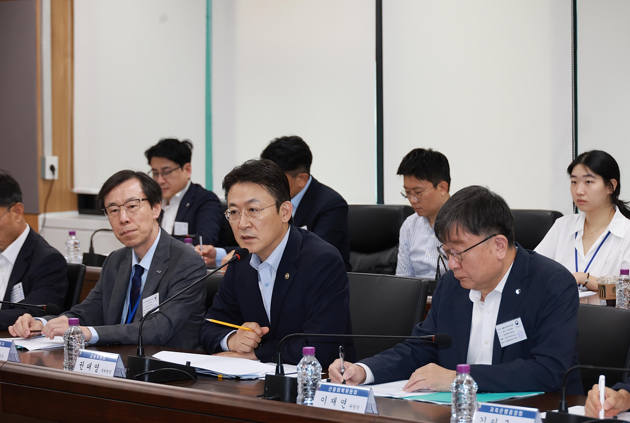 권대영(가운데) 금융위원회 부위원장이 18일 정부서울청사 금융위 대회의실에서 열린 토토사이트 러쉬 간담회에서 토토사이트 러쉬 제도개선 사항과 이행방안에 대해 말하고 있다.  [금융위 제공]