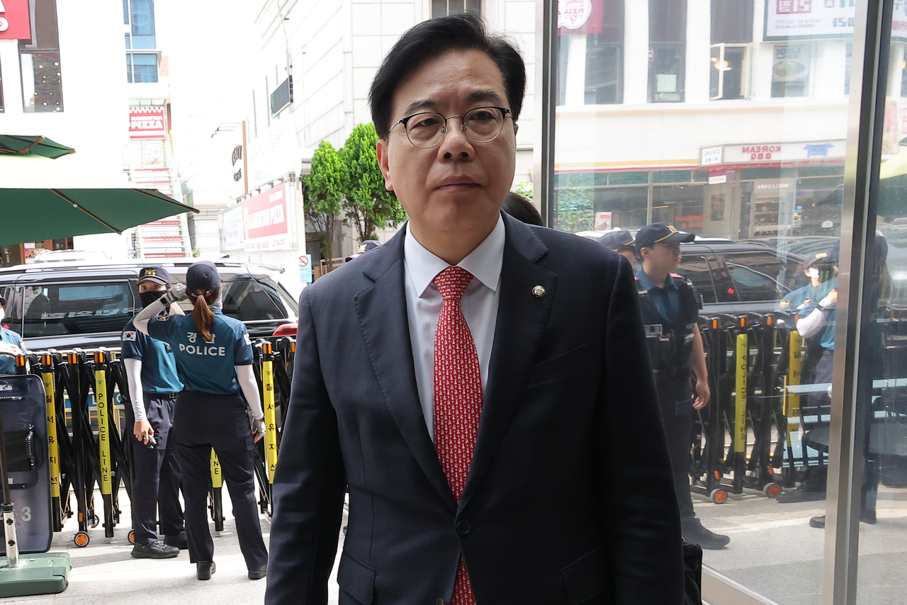 People's Power floor leader Song Eon-seok enters the party headquarters in Yeouido, Seoul, to block a search by the special prosecutor team investigating First Lady Kim Geon-hee's Unification Church mass party membership allegations on Thursday. (Yonhap)