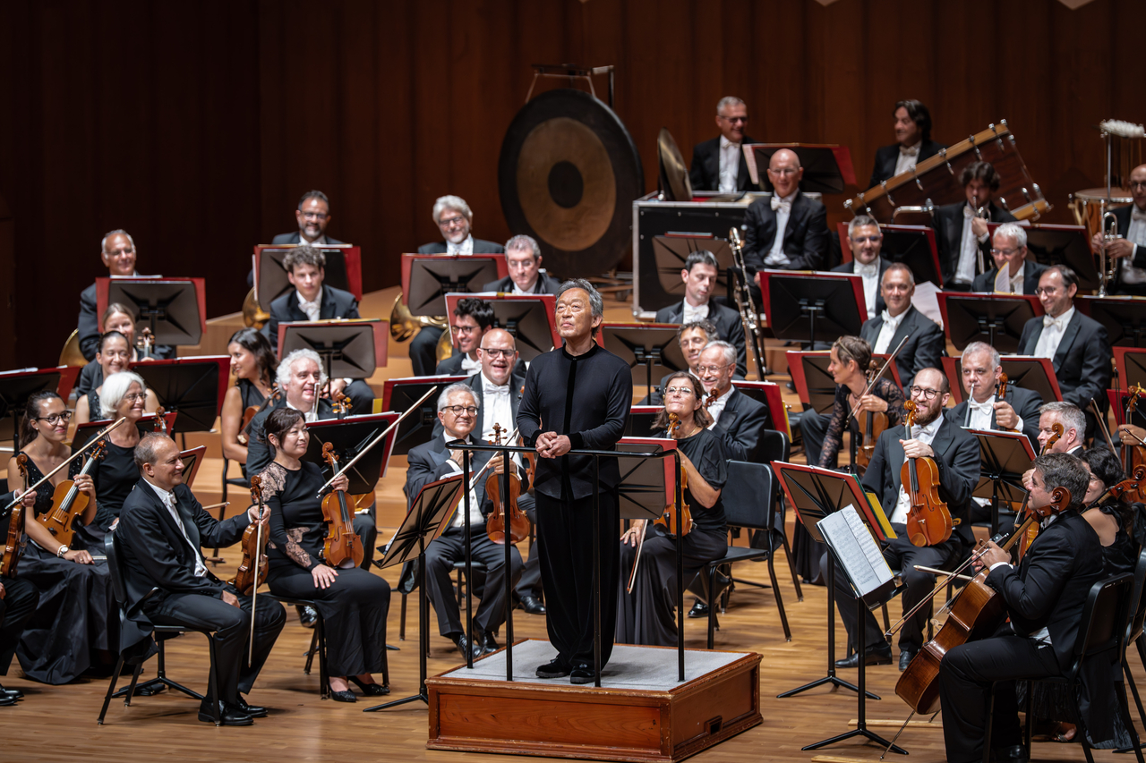 Maestro Chung Myung-whun and the Filarmonica della Scala greet the audience after a concert on Wednesday at the Seoul Arts Center. (Mast Media)