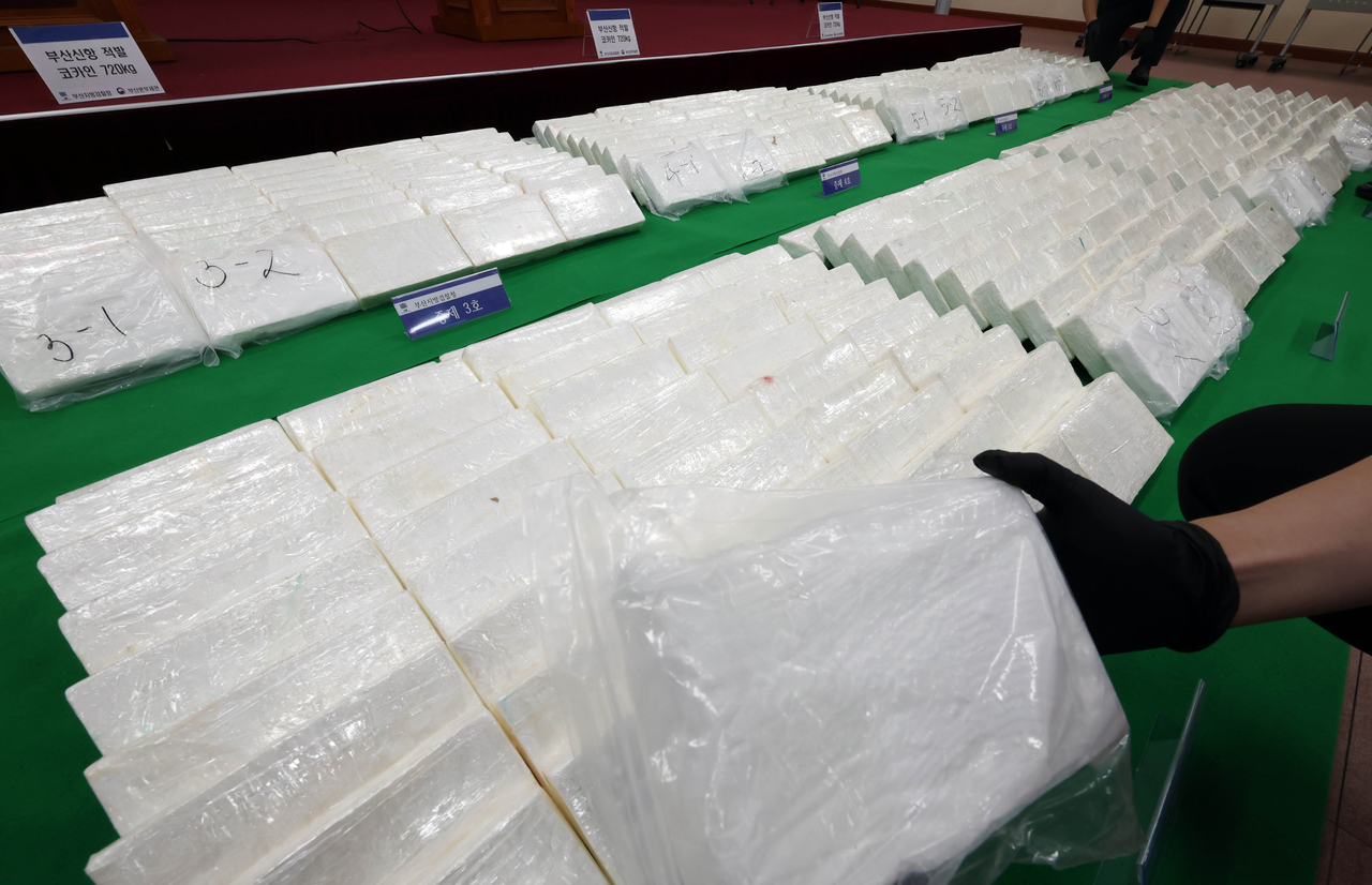 A South Korean official displays a packet of cocaine, part of a total 600 kilograms seized and confiscated from a Latin America-bound cargo ship that arrived at Busan Port, in this photo taken on Aug 6. (Newsis)