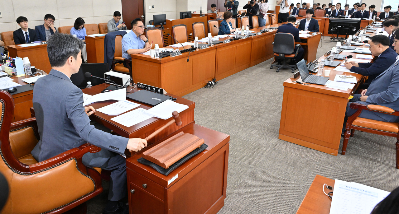 18일 서울 여의도 국회에서 토토사이트 사고 팔고 일부개정안 등을 안건으로 열린 행정안전위원회 법안심사제1소위원회에서 윤건영 위원장이 회의를 주재하고 있다. 임세준 기자