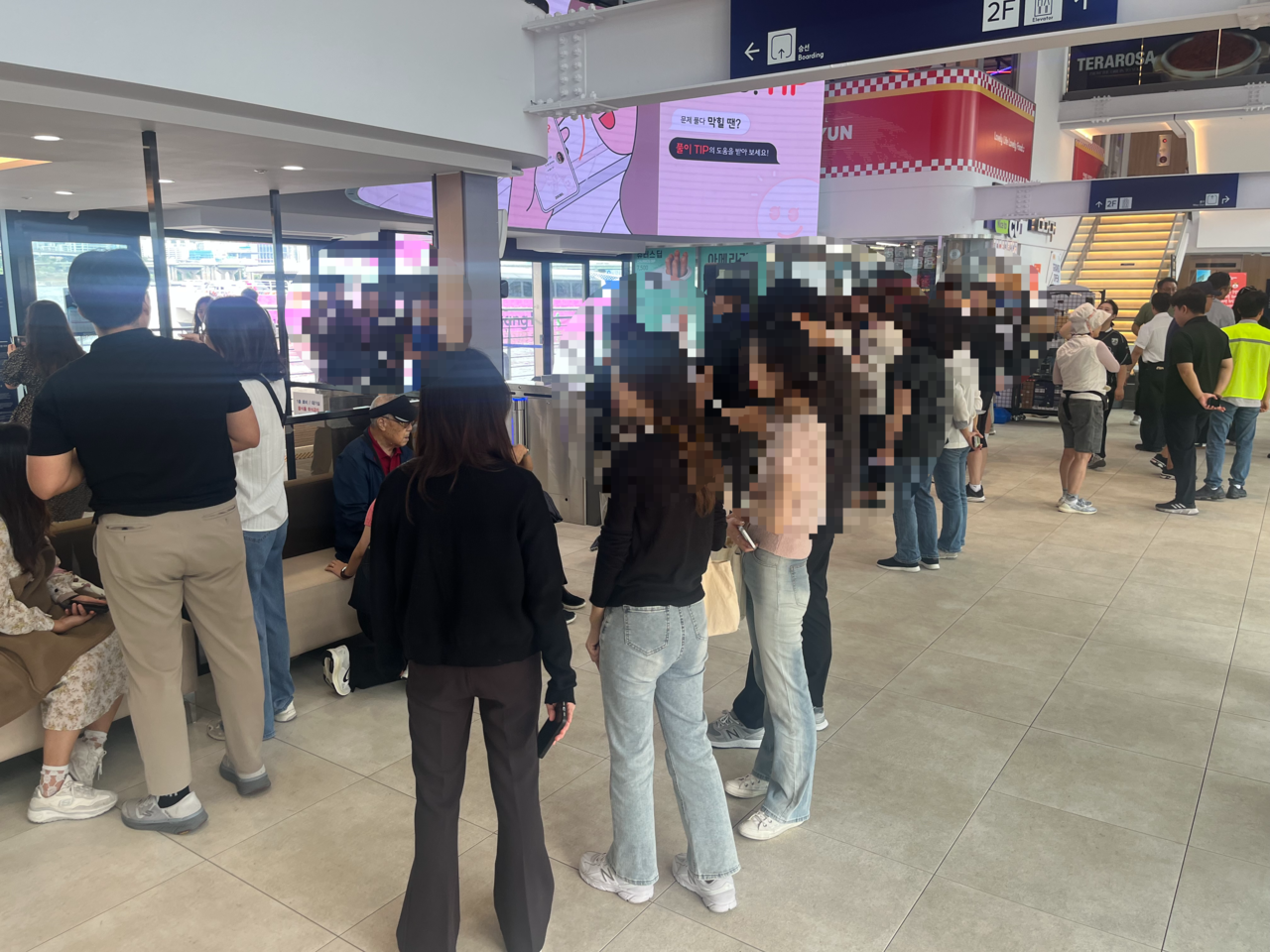 18일 오전 11시 3분 잠실 선착장 내부 상황. 11시 배에 오르지 못한 승객들이 다음 배를 기다리고 있다. 박병국 기자