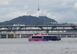 Hangang Bus officially sets sail, to mixed reaction