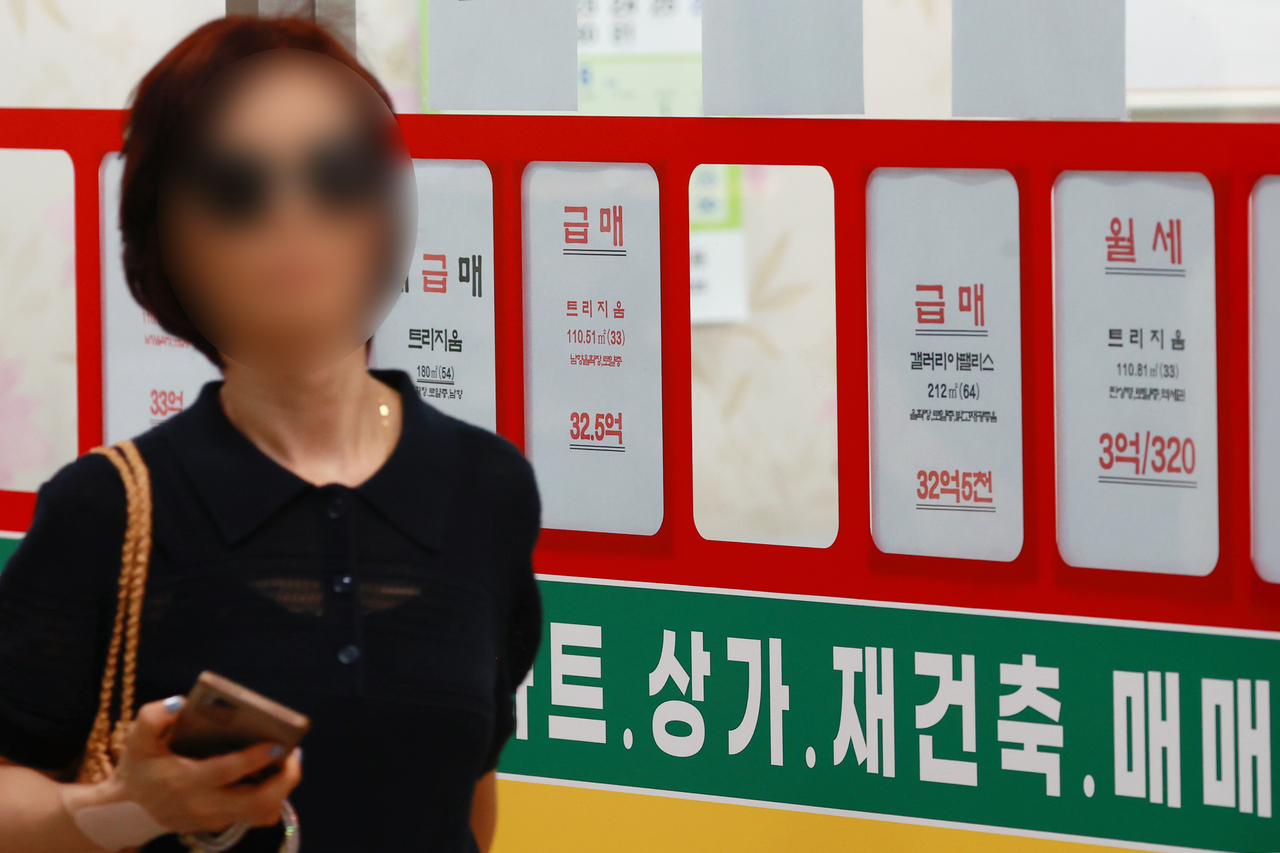 서울 시내 한 부동산중개업소에 게재된 매물 안내문.[연합]