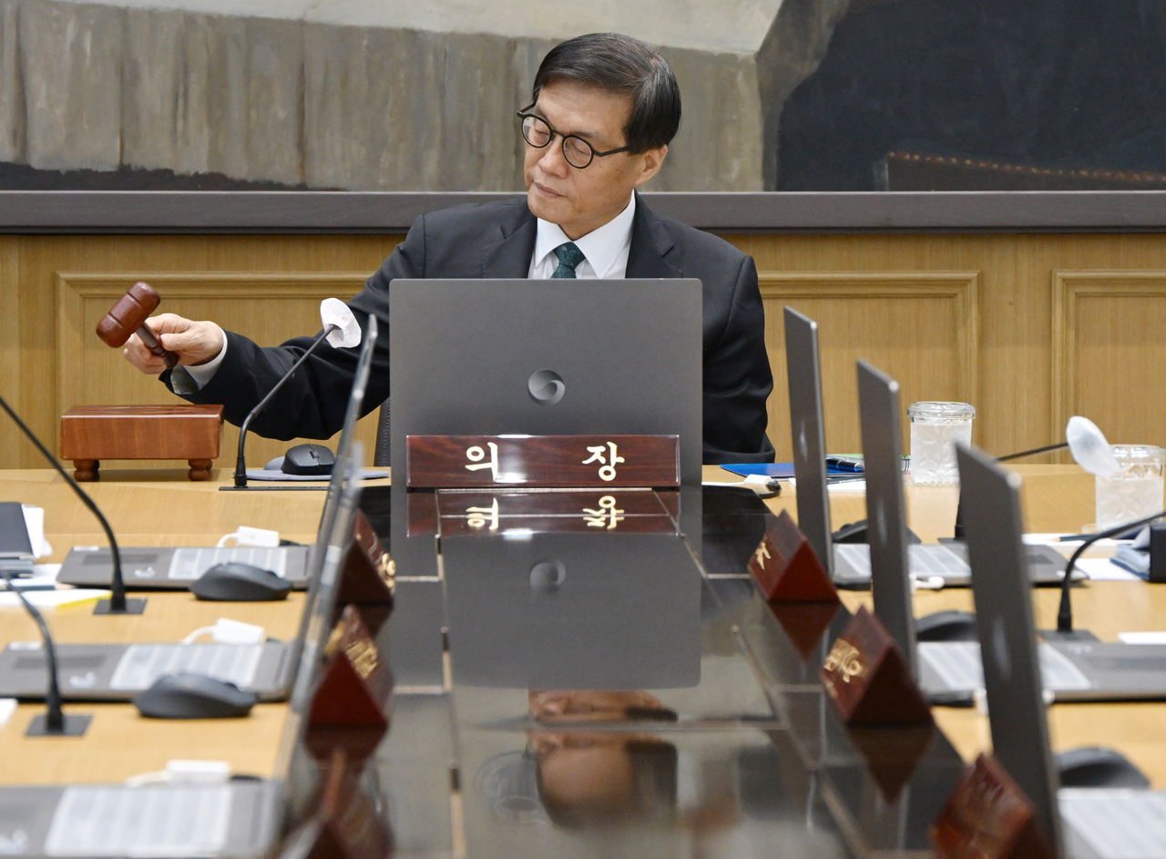 미국이 기준금리를 내리면서 한국의 10월 인하론도 힘을 받고 있다. 사진은 지난달 28일 서울 중구 한국은행에서 열린 금융통화위원회에서 의사봉을 두드리고 있는 이창용 한국은행 총재 [사진공동취재단]
