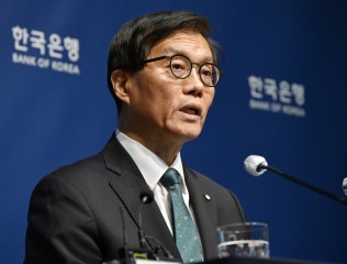 한은 총재 “양적완화, 한국 집값만 부채질할 가능성 커”