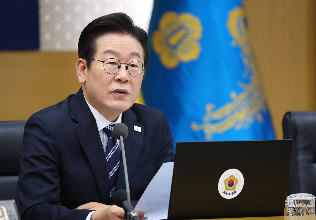 이재명 대통령이 16일 정부세종청사에서 제42회 국무회의를 주재하고 있다. [연합]