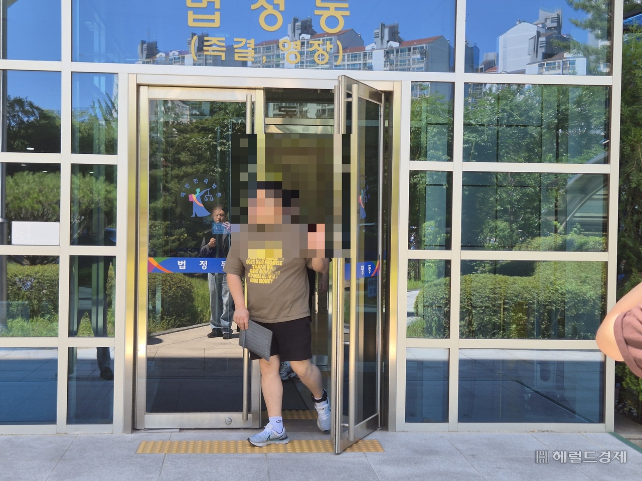 지난 7월 11일 서울북부지법에서 공판을 마친 피고인 김모(34) 씨가 법정동을 나오고 있다.김도윤 기자.