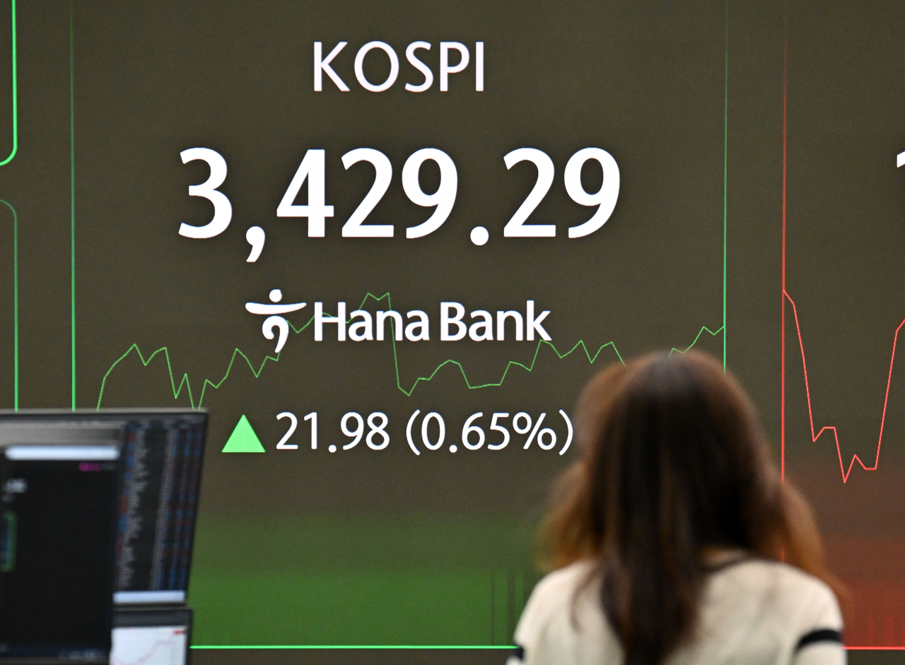 토토사이트 로그인가 16일 상승 출발하며 5거래일 연속 사상 최고치를 경신했다. 전날 세운 사상 최고치(3,407.31)를 또다시 경신하며 11거래일 연속 상승이자 5거래일 연속 최고점 행진이다. 이날 오전 서울 중구 하나은행 딜링룸 전광판에 10시 4분 기준 토토사이트 로그인 지수가 전 거래일보다 21.93포인트 상승한 3429.29포인트를 나타내고 있다. 임세준 기자