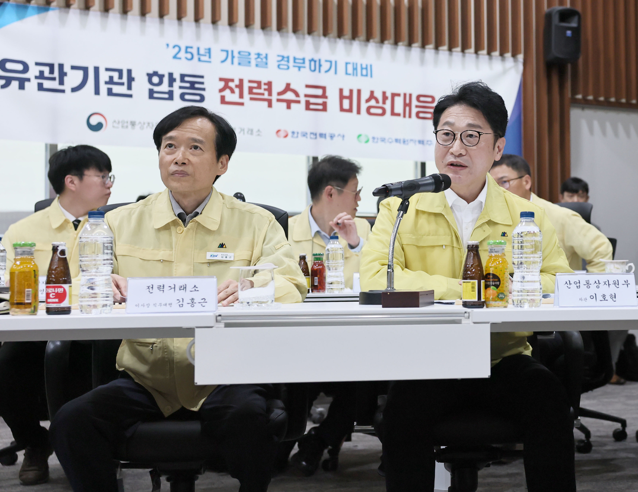 이호현(앞줄 오른쪽) 산업통상자원부 제2차관이 지난 16일 전남 나주 전력거래소에서 진행된 유관기관 합동 전력수급 비상대응 모의훈련에서 모두발언을 하고 있다. [산업통상자원부 제공]