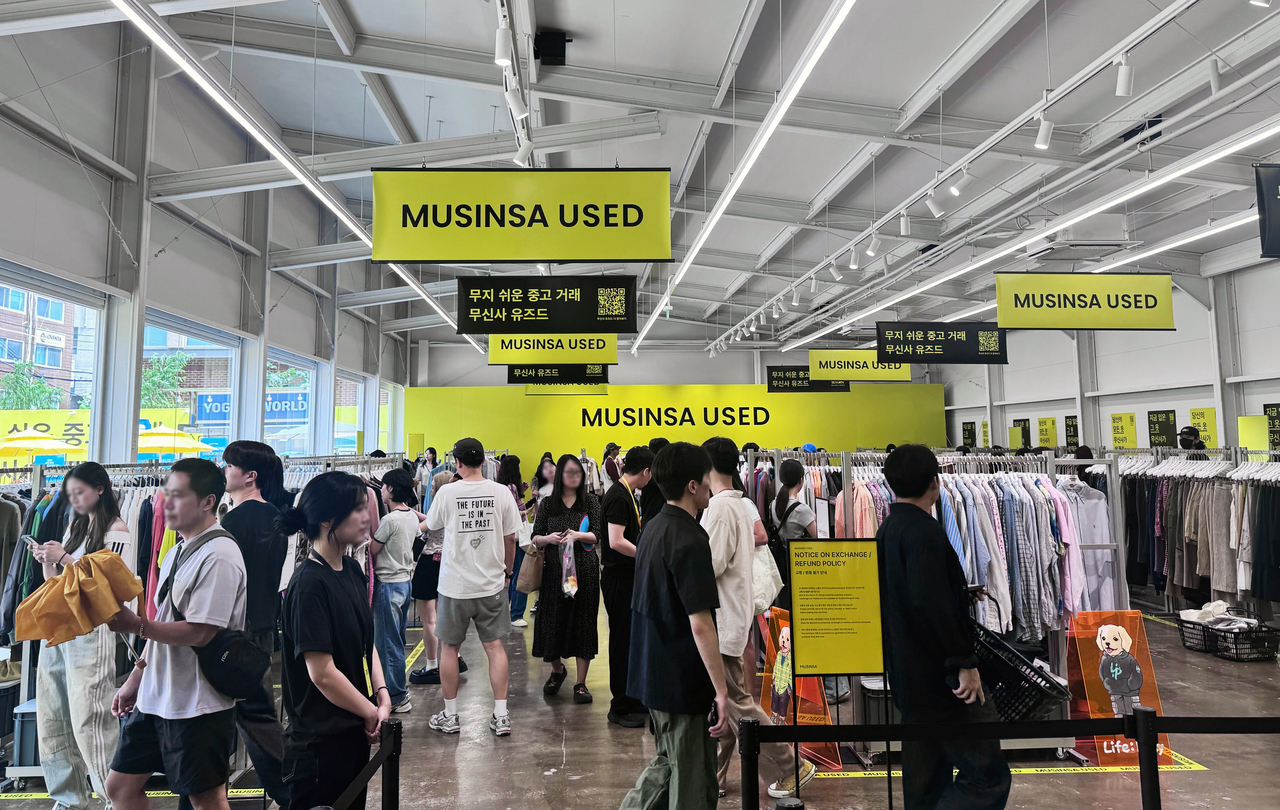 무신사, LF 등 패션 기업이 리커머스 토토사이트 로그인을 주도하면서 거래 규모는 커지고 있다. 무신사는 리커머스 서비스 ‘무신사 유즈드’를 론칭한 지 2주 만에 판매자 수가 1만명을 돌파했다. 사진은 지난달 30~31일 서울 성수동에서 열린 무신사 유즈드 팝업스토어 모습   [무신사 제공]