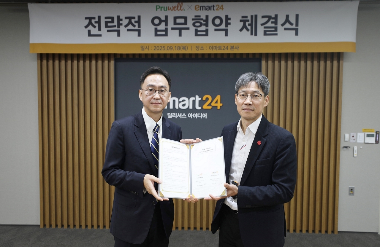최진일(오른쪽) 이사설 토토사이트24 대표이사와 정철웅 푸르웰 대표이사가 18일 서울 성동구 소재 이사설 토토사이트24 본사에서 협약을 체결한 뒤 기념촬영을 하고 있다.  [이사설 토토사이트24 제공]