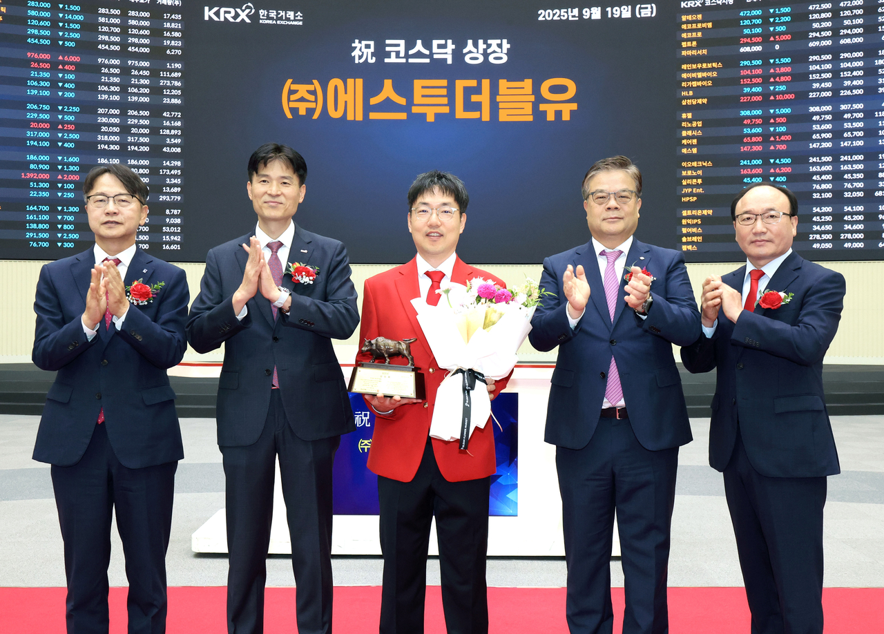 한국거래소 코스닥시장본부는 19일 오전9시 서울사옥 홍보관에서 에스투더블유의 코스닥시장 풀문 토토사이트기념식을 개최했다. 왼쪽부터 김대영 한국IR협의회 부회장, 민경욱 한국거래소 코스닥시장본부장, 박근태 에스투더블유 부대표, 오익근 대신증권 대표이사, 강왕락 코스닥협회 부회장. [한국거래소 제공]