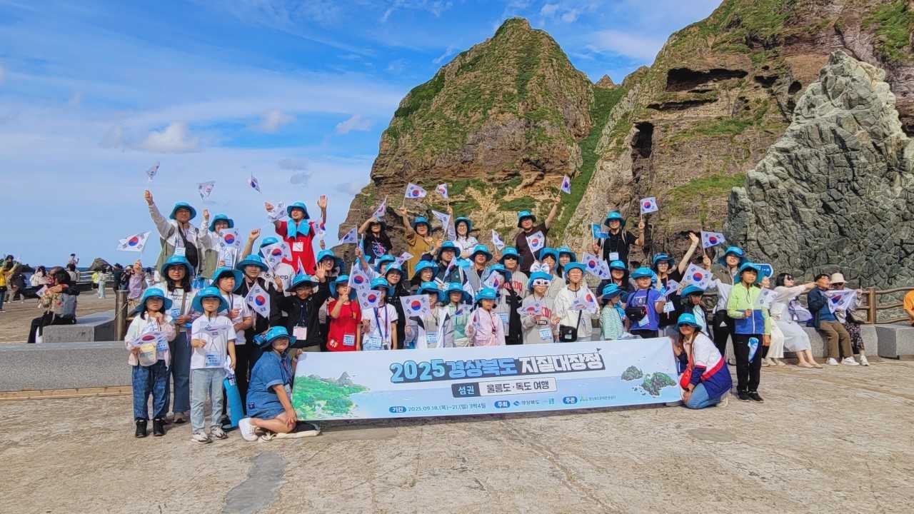 경상북도 지질 대장정 울릉도‧독도 참가자들이 독도를 방문해 기념사진을 찍고 있다.[울릉군 제공]