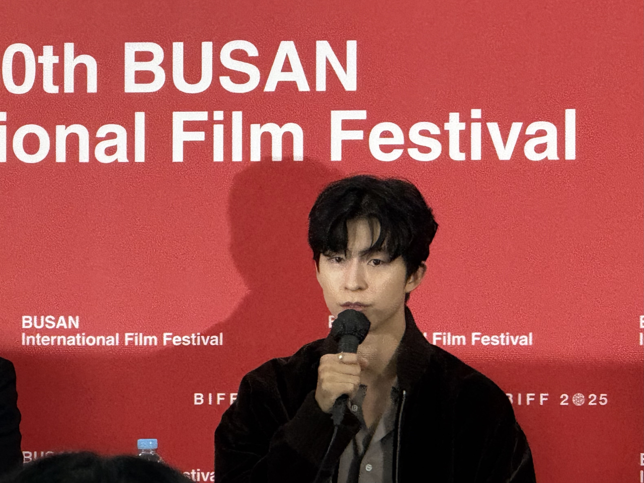 18일 부산 해운대구 우동 영화의전당에서 열린 제30회 부산국제영화제 갈라프레젠테이션 초청작 <굿뉴스> 기자회견에서 홍경이 말하고 있다. 김민지 기자