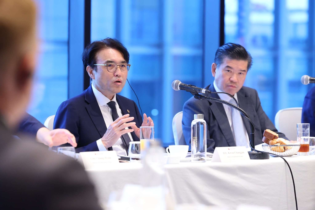 South Korea’s Vice Minister of Employment and Labor Kwon Chang-jun (left) delivers a speech at a breakfast roundtable held at Conrad Seoul Hotel on Friday. (American Chamber of Commerce in Korea)