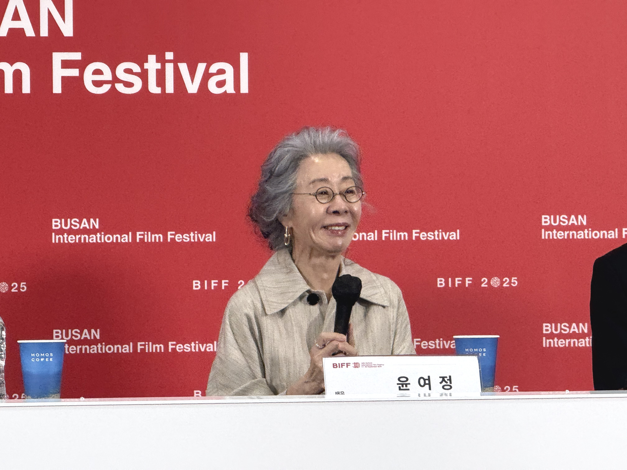 19일 부산 해운대구 우동 영화의전당에서 열린 제30회 부산국제영화제 초청작 <결혼피로연> 기자회견에서 윤여정이 말하고 있다. 김민지 기자