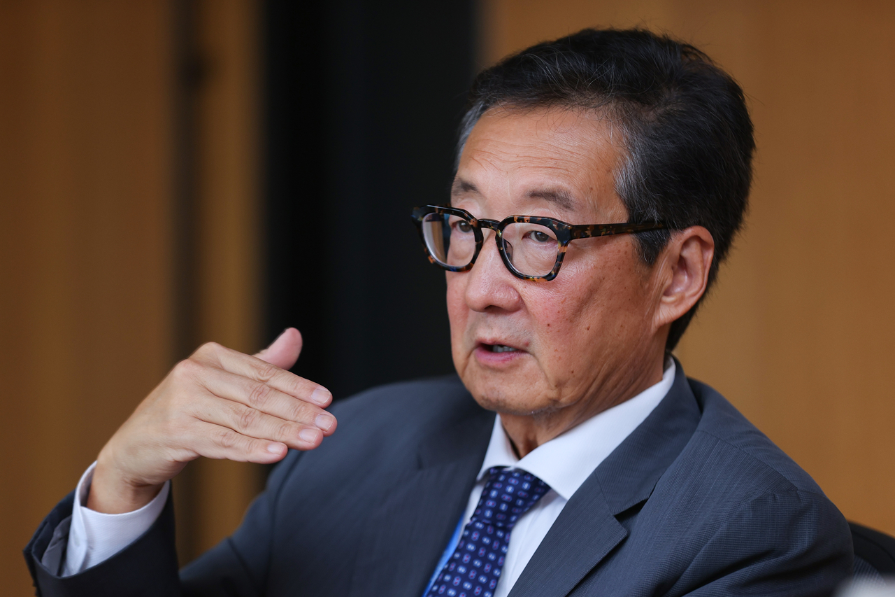 Victor Cha, the Korea chair at the Center for Strategic and International Studies, speaks during an interview at Shilla Hotel, Seoul, Friday. (Yonhap)
