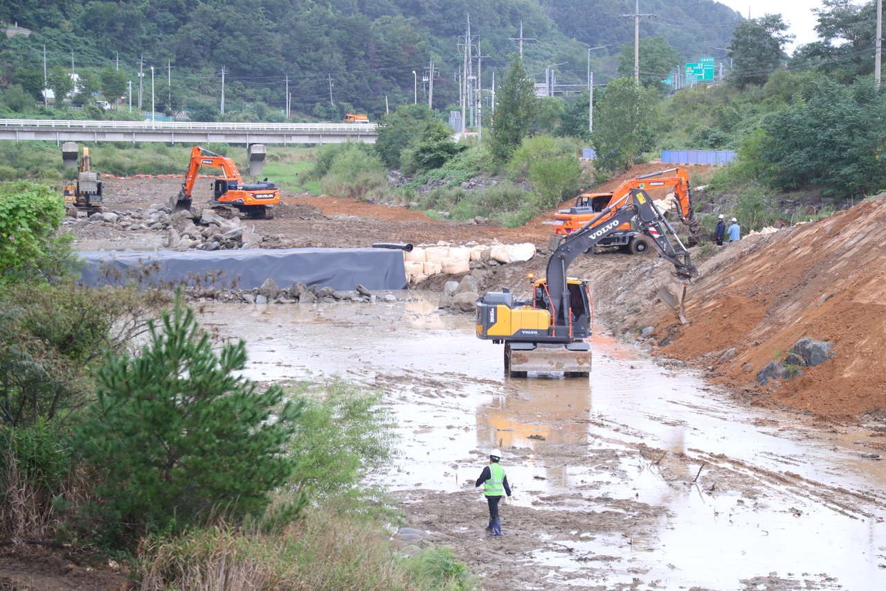 Construction is underway to prepare for an emergency release of water from the Doam Dam at the Namdae Stream in Gangneung, Gangwon Province, Friday. (Yonhap)